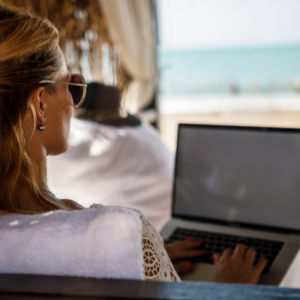 Lady working remotely on laptop, using Stellar's new Offline feature to be productive